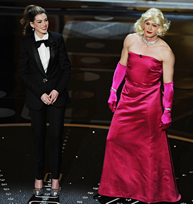 Anne Hathaway co-hosts the Academy Awards Host with James Franco (2011)