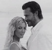 Tori Spelling Dean McDermott black and white photo