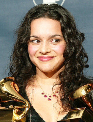 norah jones grammys watn red carpet photo music