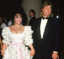 elizabeth taylor larry fortensky red carpet couple 1993 photo