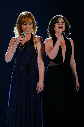 kelly clarkson reba mcentire country music awards duet performance 2007 photo