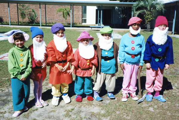 alisan porter and other dwarves on parenthood movie set young kid candid 1989 photo