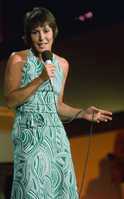 Helen Reddy Performing on The Midnight Special in the 1970s