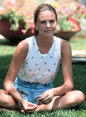 charlize-theron-young-1992-photo-HP – Snakkle
